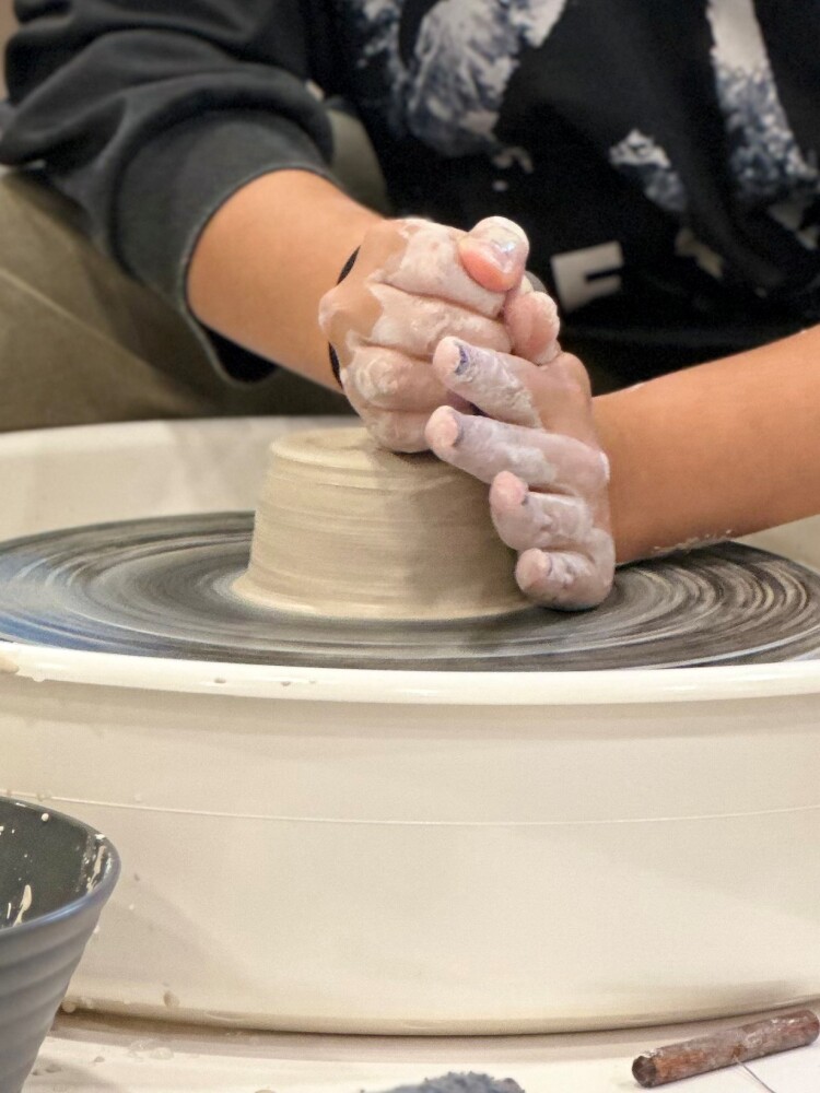 Beginner Wheel Throwing Workshop - En español - Clay Element Ceramic Studio